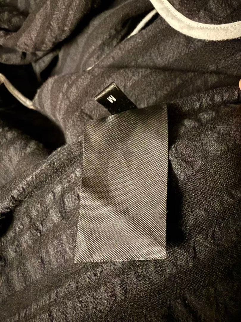 MORIN KHUURロングシャツ 黒とグレー