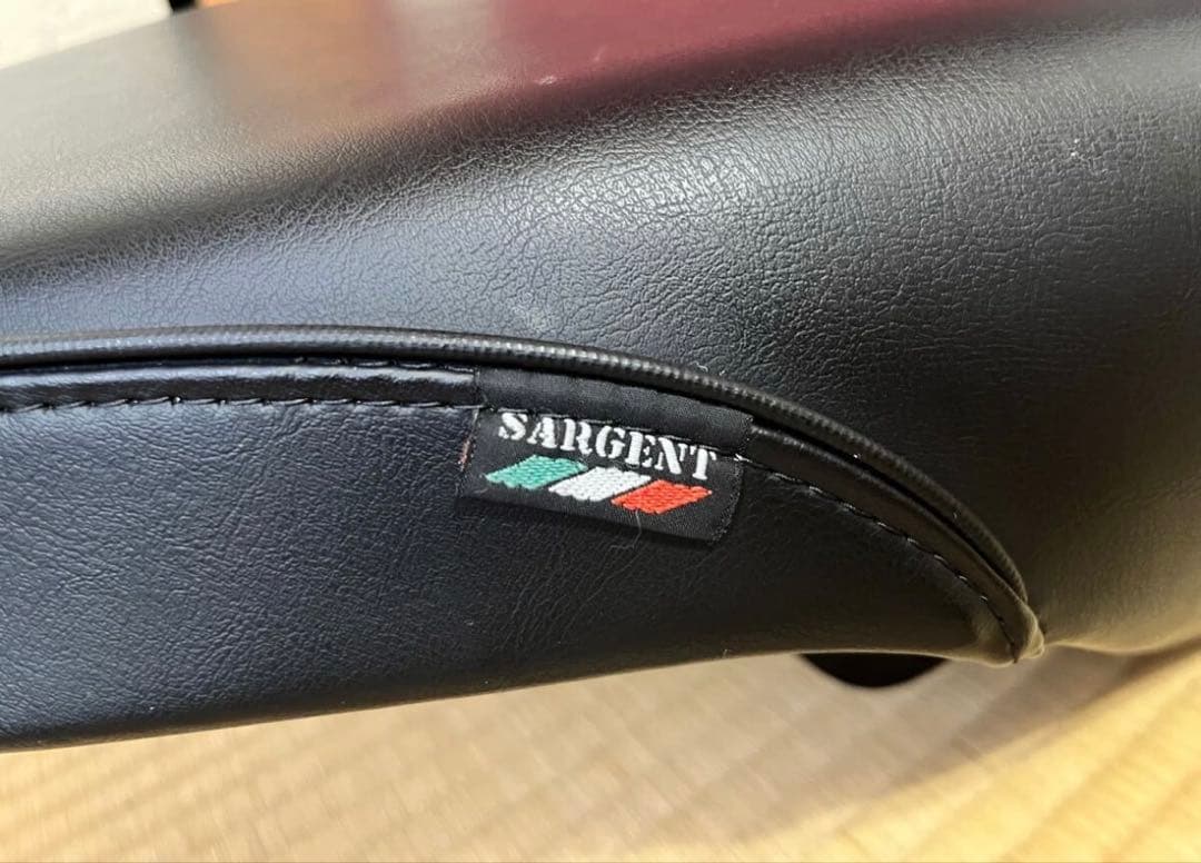 ドゥカティー　スクランブラー 800 サージェント製 タックロールシート 黒皮