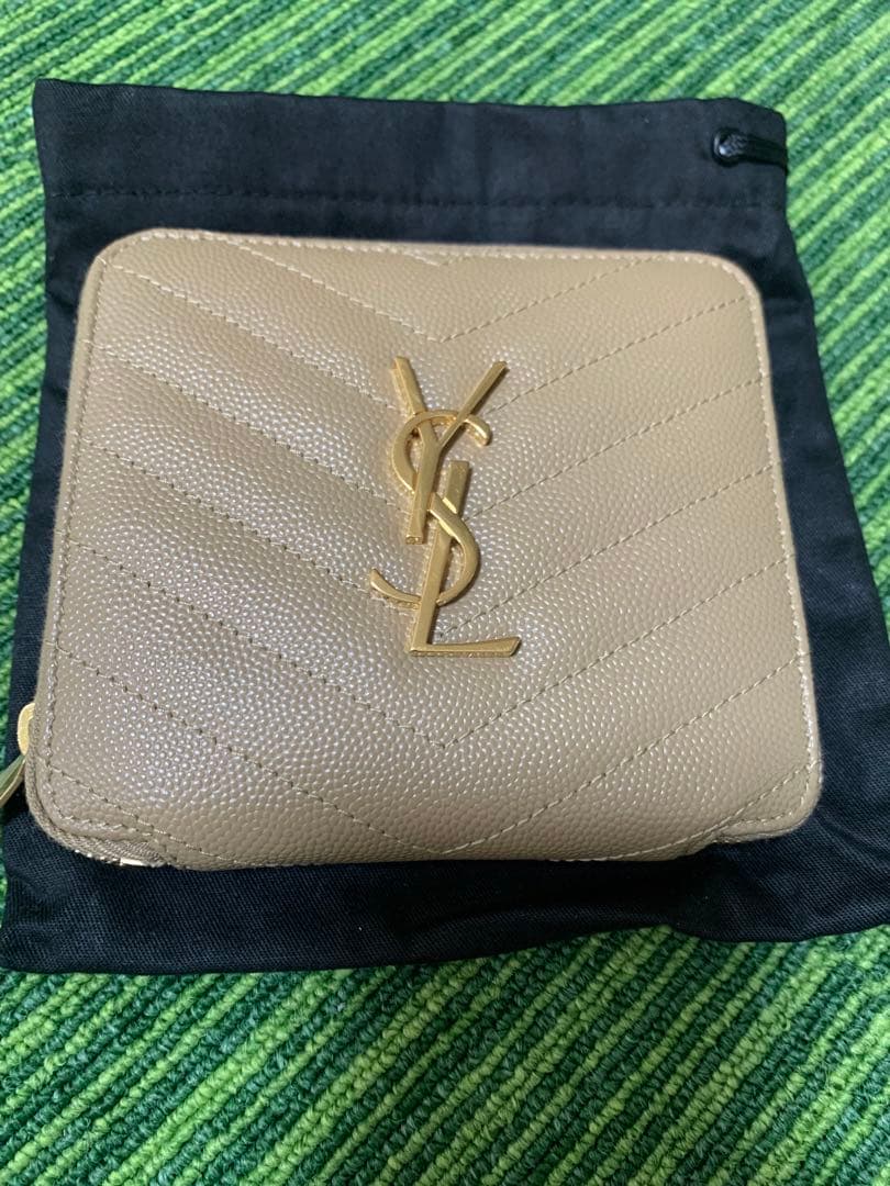 イヴ・サンローラン　YSL ベージュ キルティング 二つ折り財布