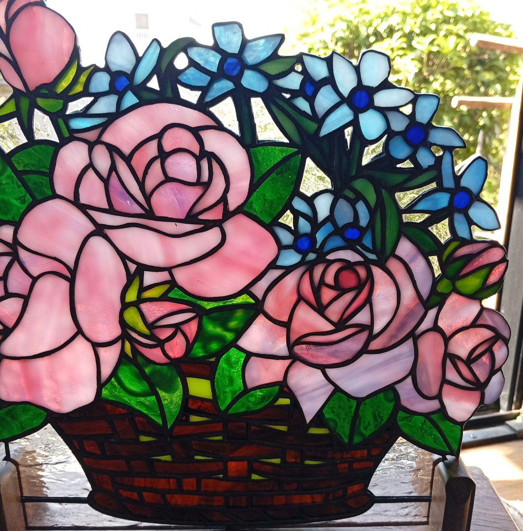 ステンドグラスパネル　バラとブルースターの花かご