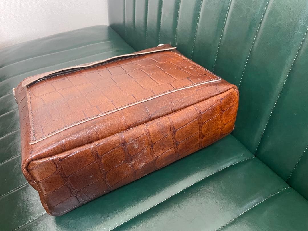 ショルダーバッグ　大容量　姫路レザー　ヌメ革　型押しレザー　ブラウン　新品