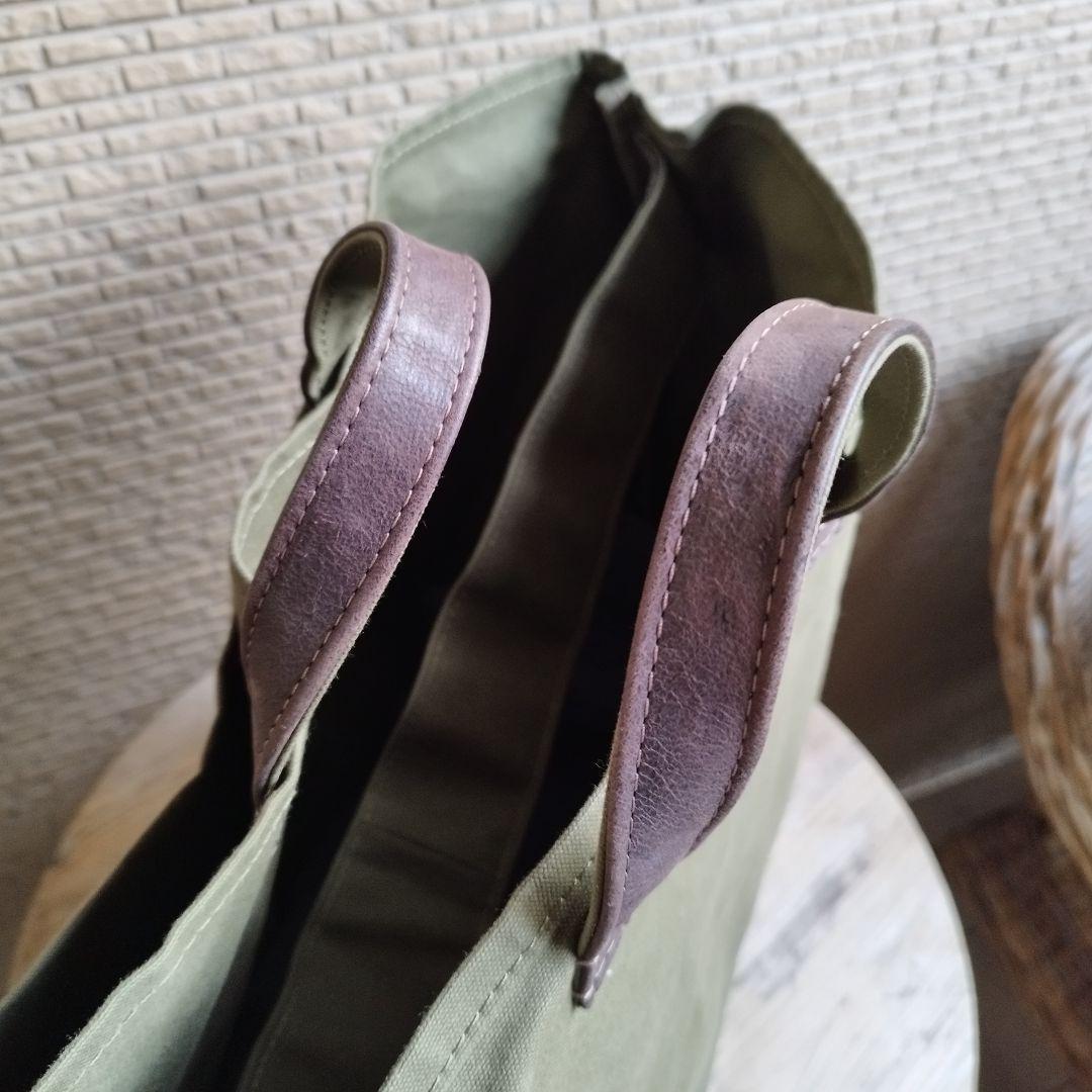 バッグ This is a(n) Base Tote L Olive