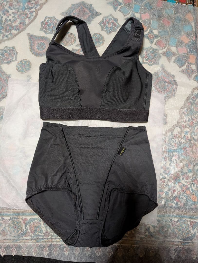 MARUKO ハイスポーツブラ A70 ・ショーツМ