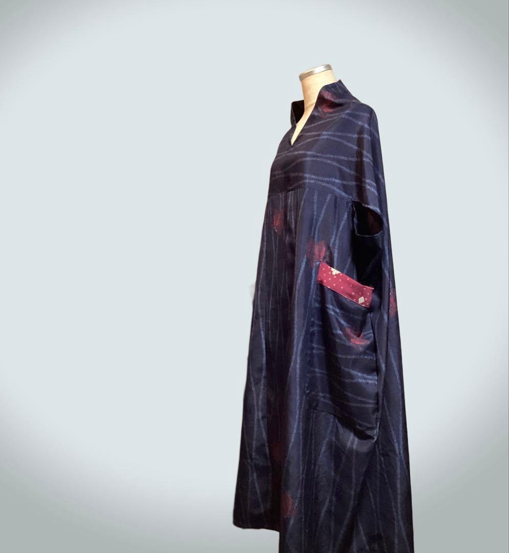 着物リメイク　正絹上質紬　スタイリッシュ＆モード　蝶柄ネイビー　ポケット付ワンピ