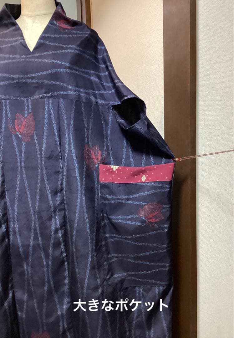 着物リメイク　正絹上質紬　スタイリッシュ＆モード　蝶柄ネイビー　ポケット付ワンピ