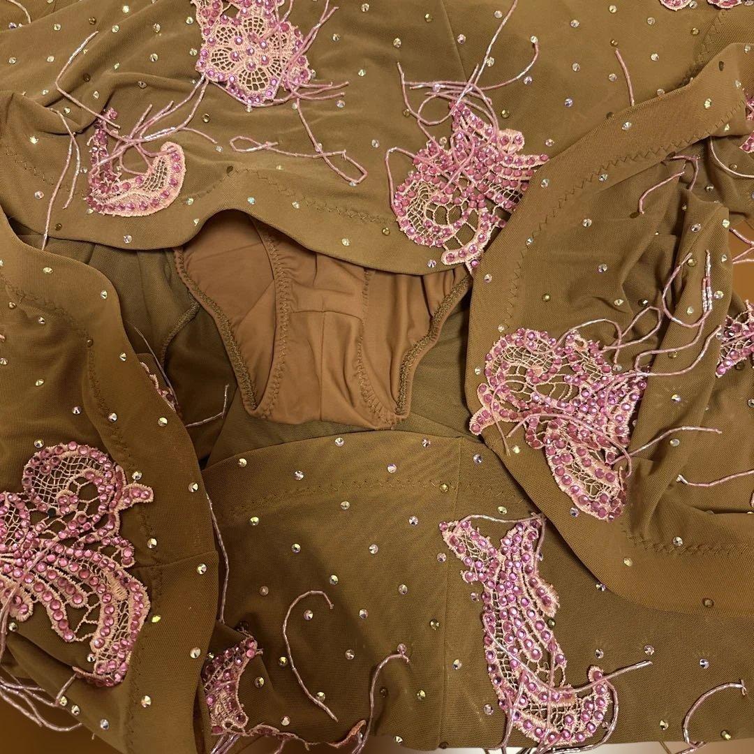 ブラウンベージュ長袖ダンスドレス ピンク刺繍