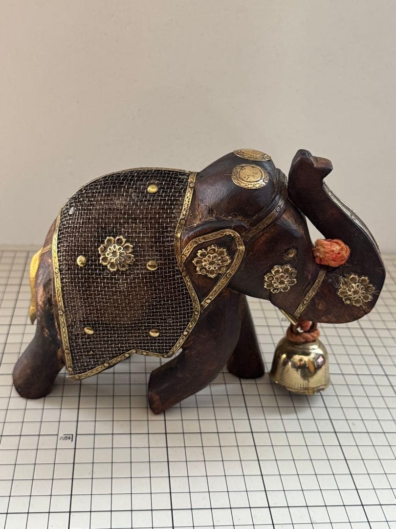アラブで購入した木製置物セット（象とラクダ）