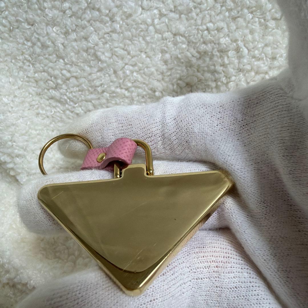 PRADA ピンクトライアングルキーホルダー