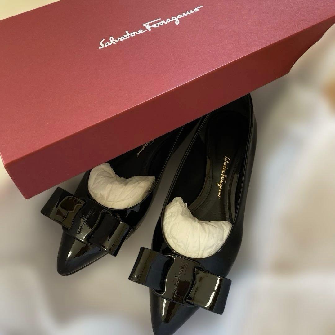 未使用に近い　美品　希少　フェラガモ　VIVA ブラックエナメル　７D 箱付き