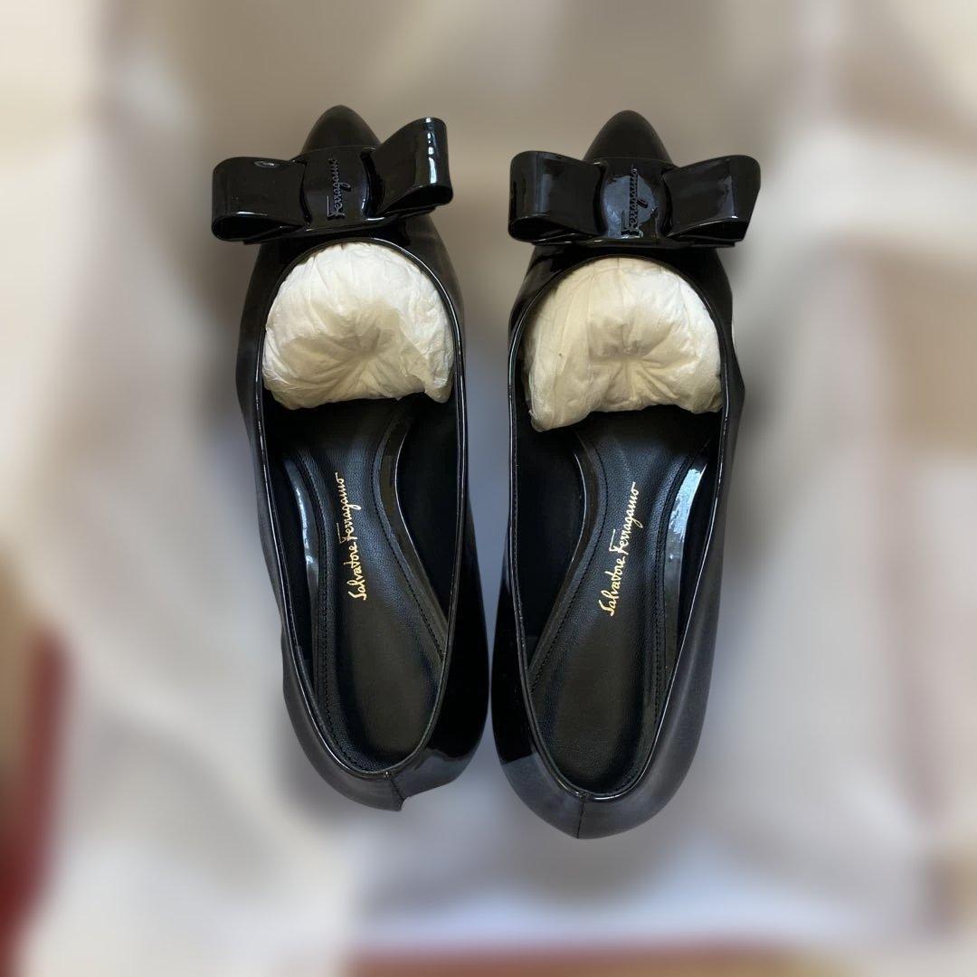 未使用に近い　美品　希少　フェラガモ　VIVA ブラックエナメル　７D 箱付き