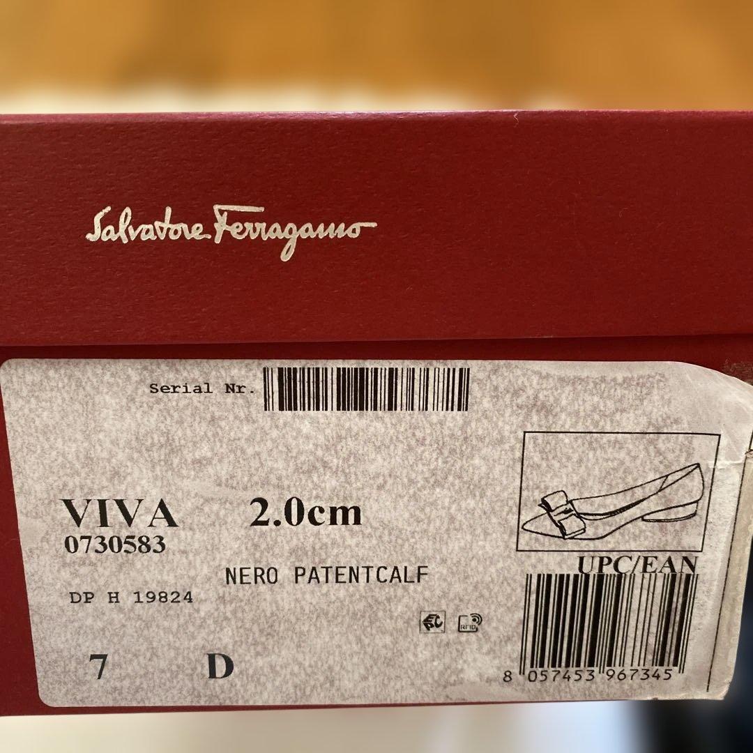 未使用に近い　美品　希少　フェラガモ　VIVA ブラックエナメル　７D 箱付き