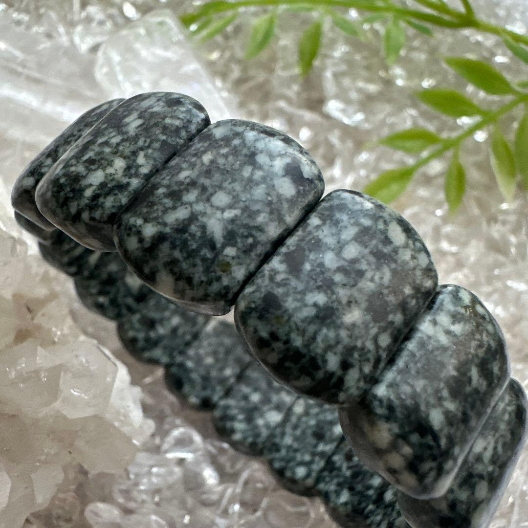 【遠野霊石】チャンスを引き寄せる高波動バングル　本来のあなたへ守りと導きを。