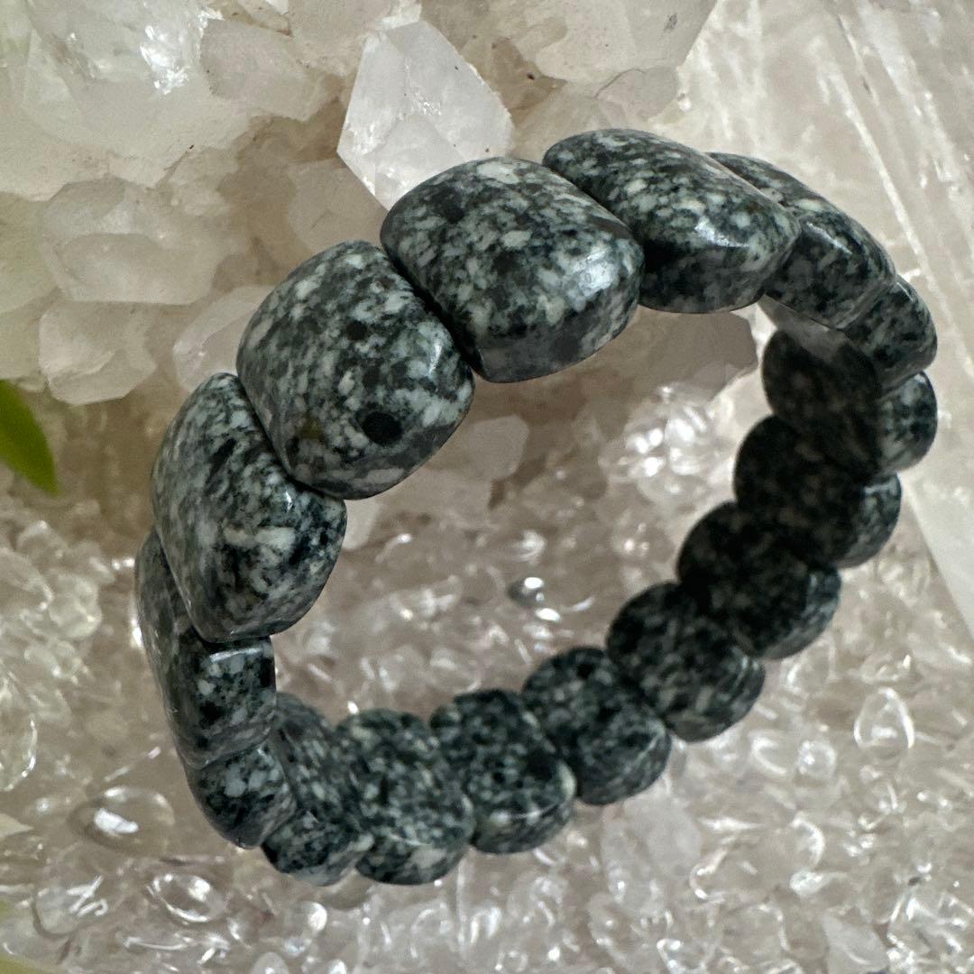 【遠野霊石】チャンスを引き寄せる高波動バングル　本来のあなたへ守りと導きを。