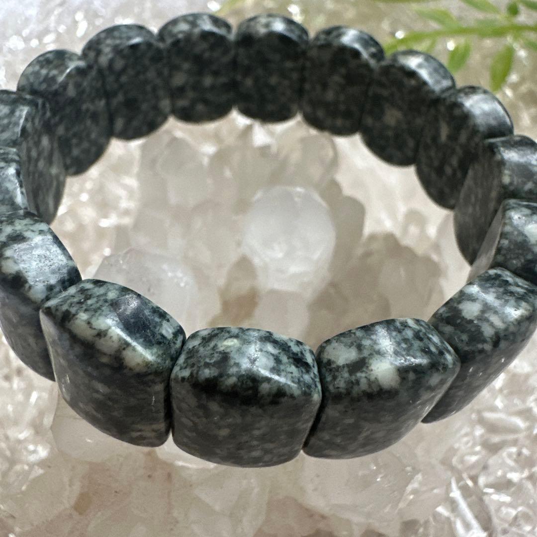 【遠野霊石】チャンスを引き寄せる高波動バングル　本来のあなたへ守りと導きを。