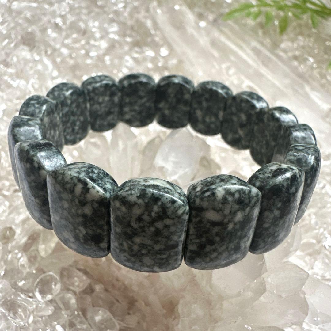 【遠野霊石】チャンスを引き寄せる高波動バングル　本来のあなたへ守りと導きを。