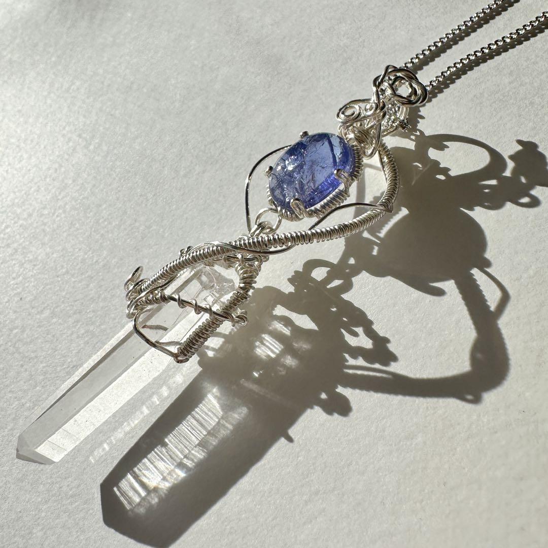 タンザナイトとヒマラヤ水晶の剣モチーフペンダント