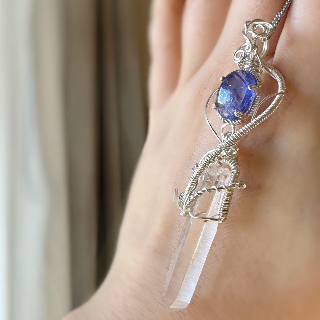 タンザナイトとヒマラヤ水晶の剣モチーフペンダント