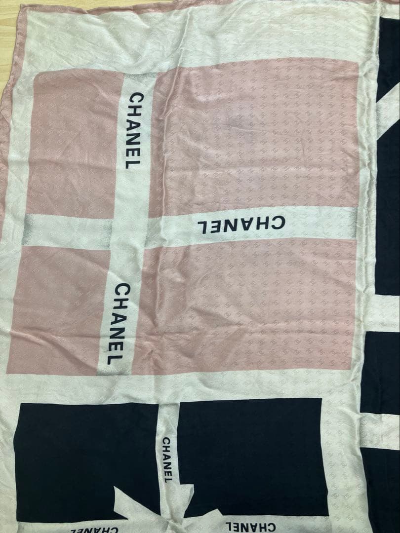 ゆな CHANEL プレゼントBOX柄 大判スカーフ ピンク×ブラック