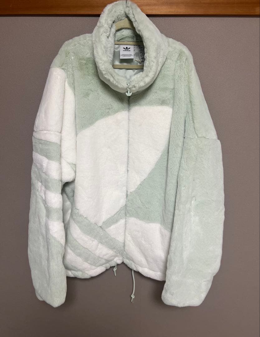 新品未使用 アディダスオリジナルス　ファー トラックジャケット　フェイクファー