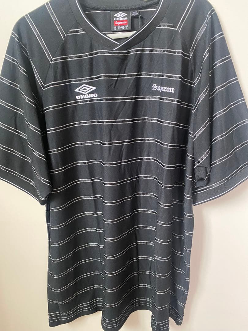Umbro Supreme ブラックストライプ シャツ