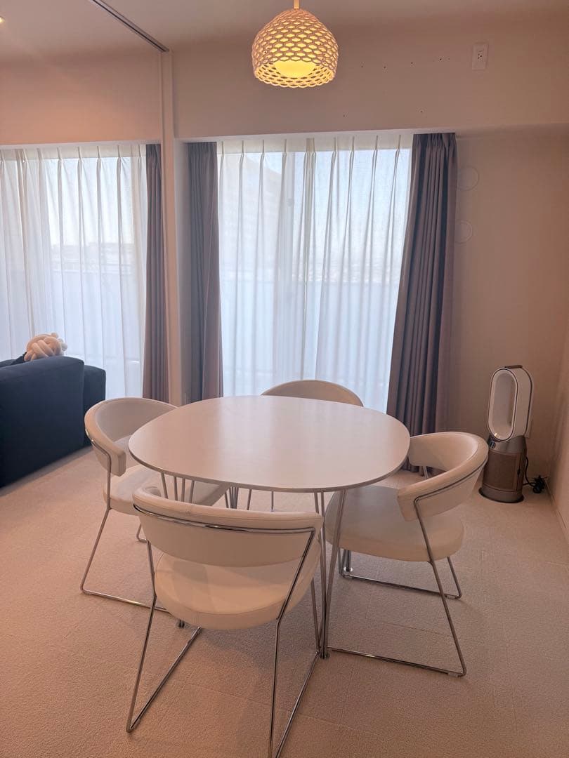 ②カリガリス コヌビア 「ニューヨーク」 本革 ダイニングチェア