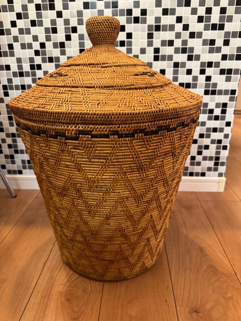 天然素材の蓋付きバスケット