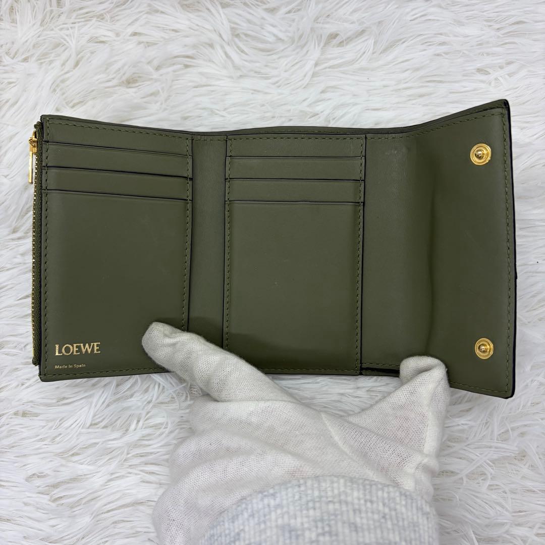 美品✨ロエベ 三つ折り財布 トライフォールド リピートアナグラム カーキ