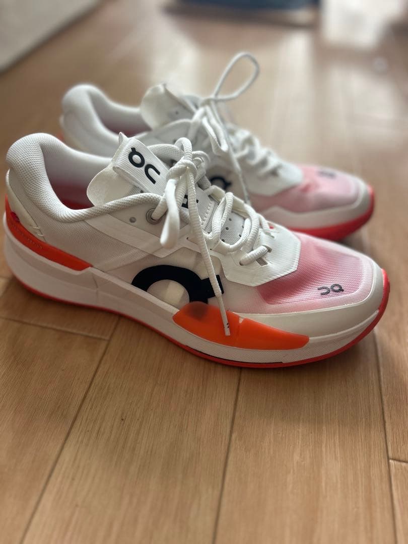 on R- テニスシューズ ホワイト/オレンジ/ピンク