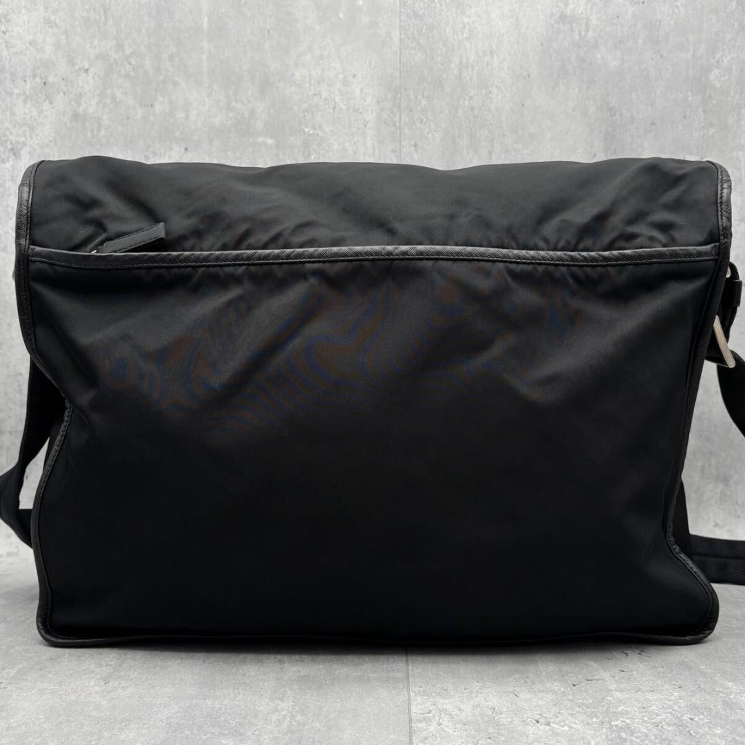 【美品/A4可】プラダ メッセンジャーバッグ　三角ロゴ　斜め掛け レザー　黒