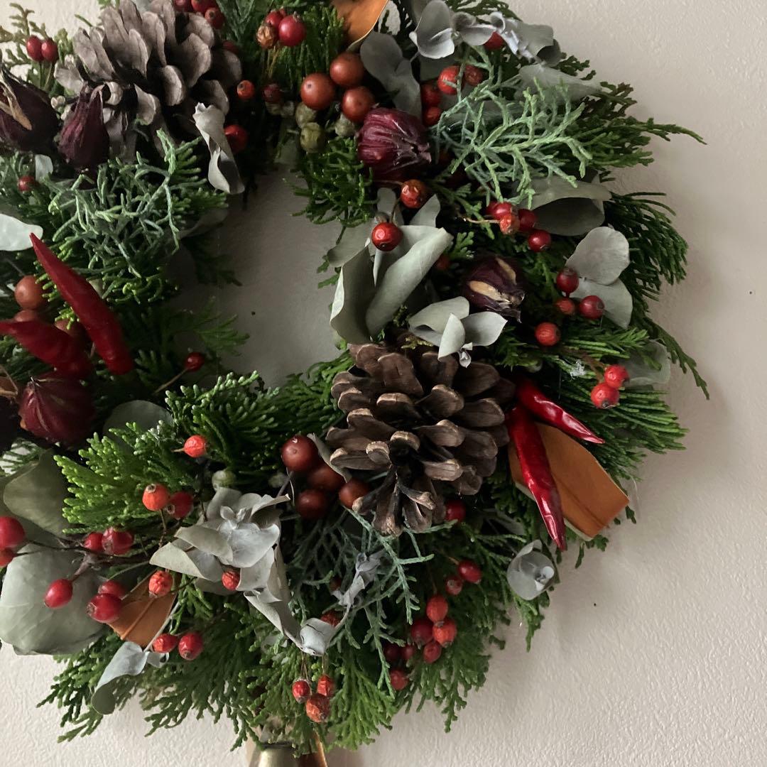グレビレアと赤いクリスマスリース　サンキライ　野ばらの実　ローゼル