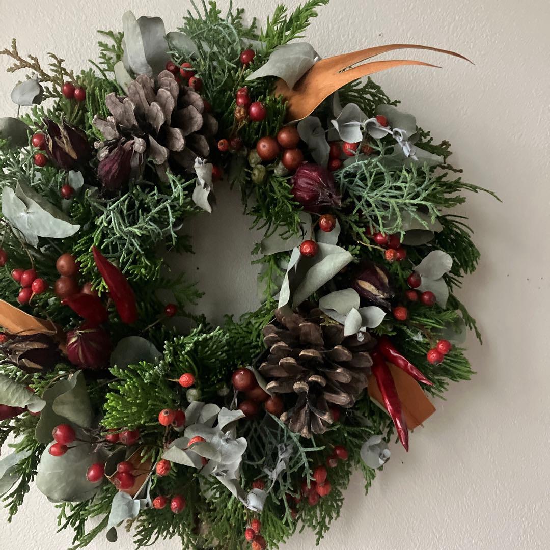 グレビレアと赤いクリスマスリース　サンキライ　野ばらの実　ローゼル