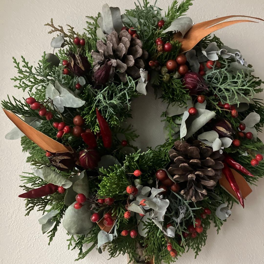 グレビレアと赤いクリスマスリース　サンキライ　野ばらの実　ローゼル