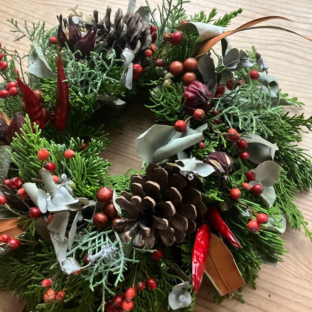 グレビレアと赤いクリスマスリース　サンキライ　野ばらの実　ローゼル