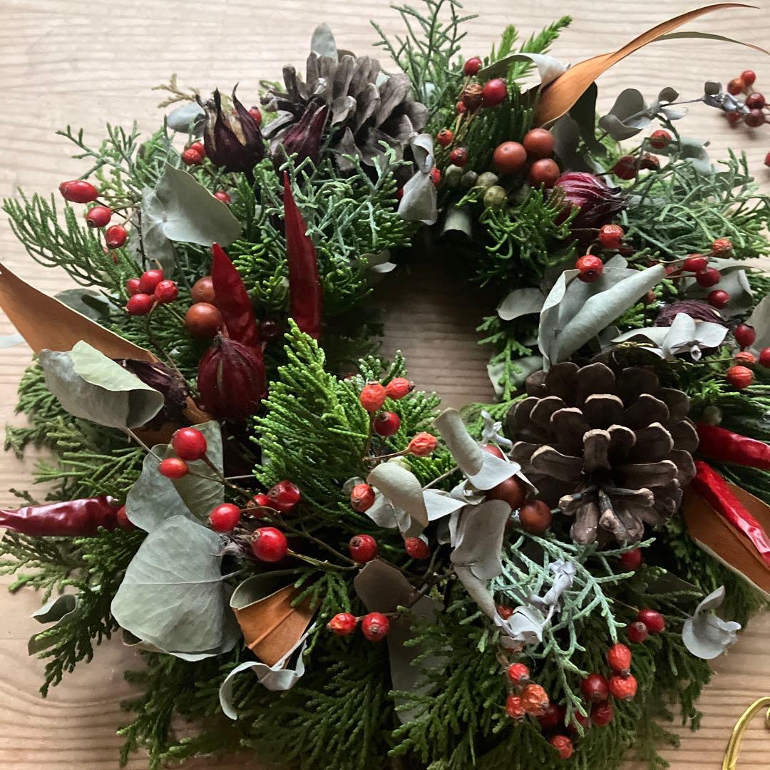 グレビレアと赤いクリスマスリース　サンキライ　野ばらの実　ローゼル