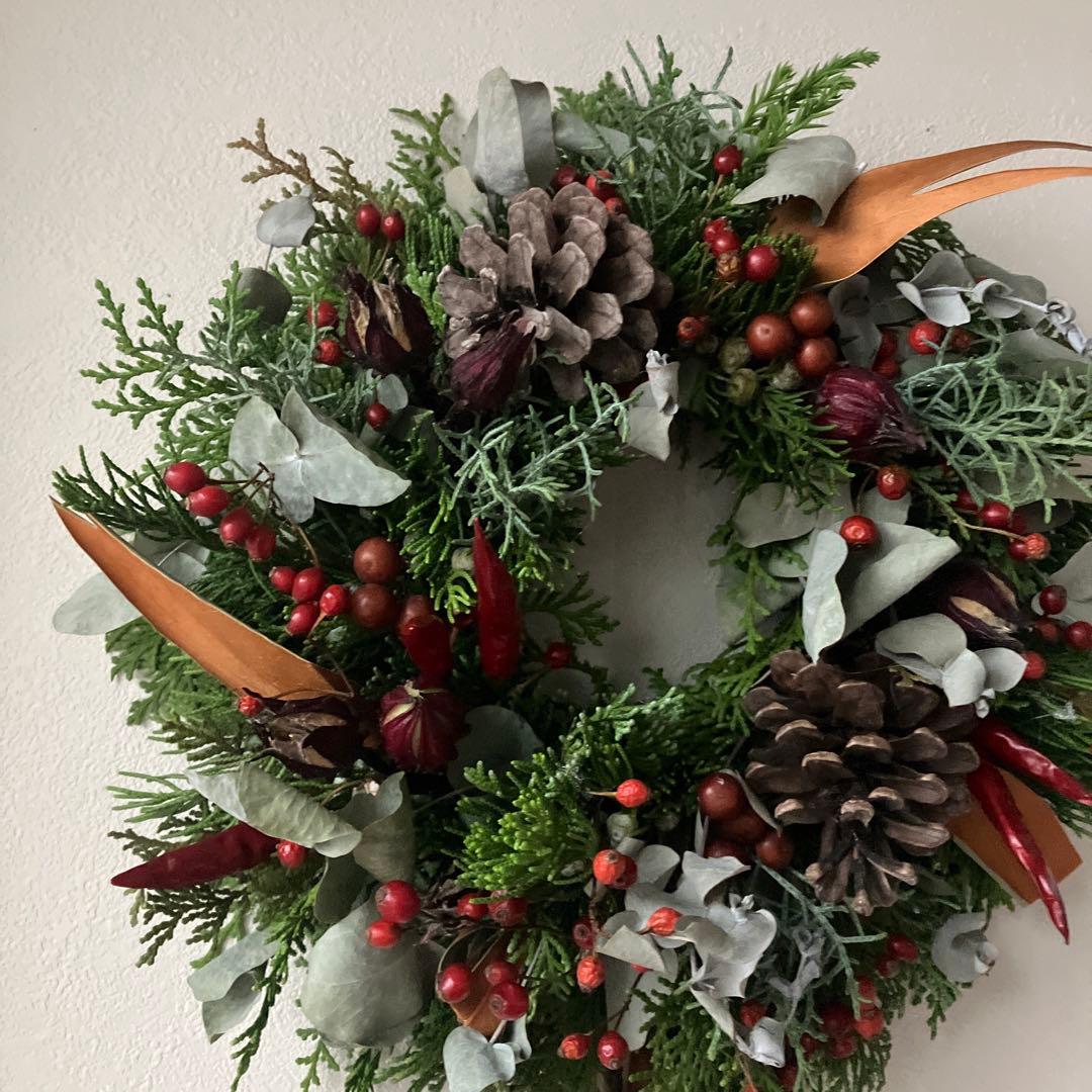グレビレアと赤いクリスマスリース　サンキライ　野ばらの実　ローゼル