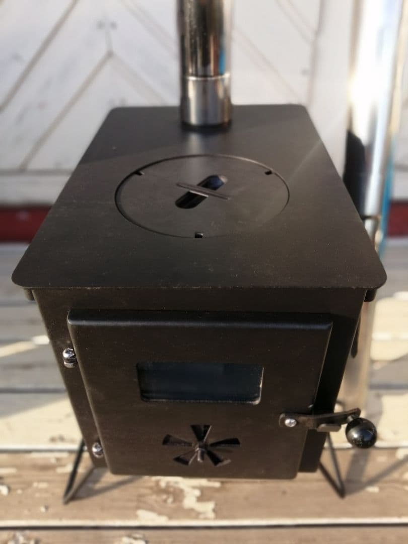 新品未使用、コンパクト薪ストーブ スチール製 煙突付き　おまけ付き