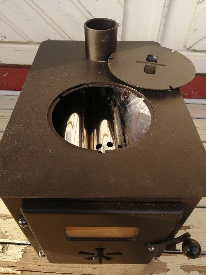 新品未使用、コンパクト薪ストーブ スチール製 煙突付き　おまけ付き