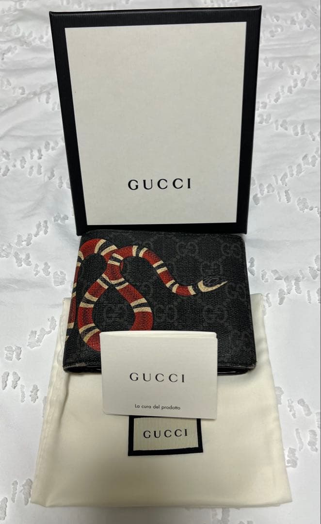 グ*ん様 GUCCI .•二つ折り財布.•スネーク柄.•箱.•保存袋付き