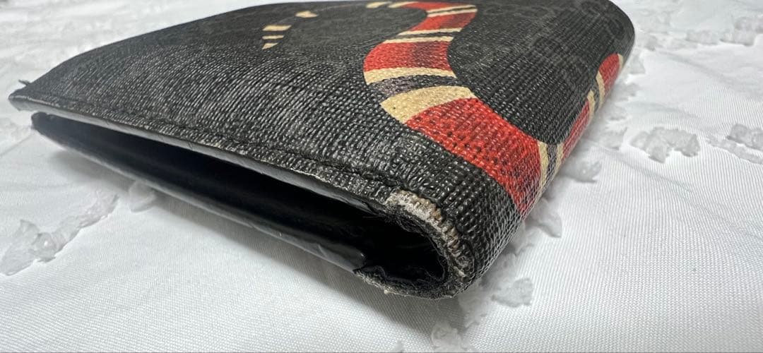 グ*ん様 GUCCI .•二つ折り財布.•スネーク柄.•箱.•保存袋付き