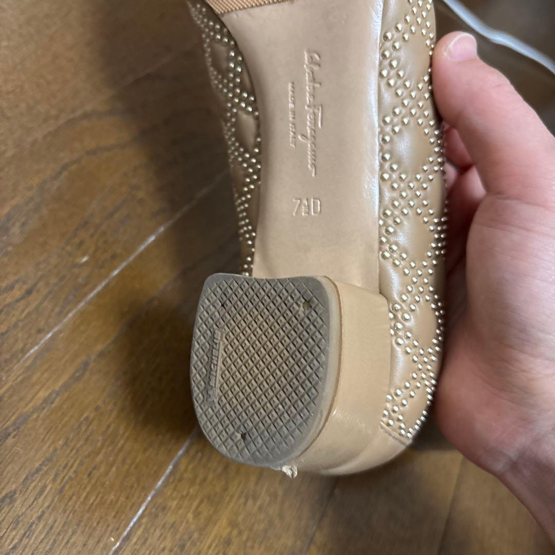 Ferragamo ベージュ リボン付き パンプス