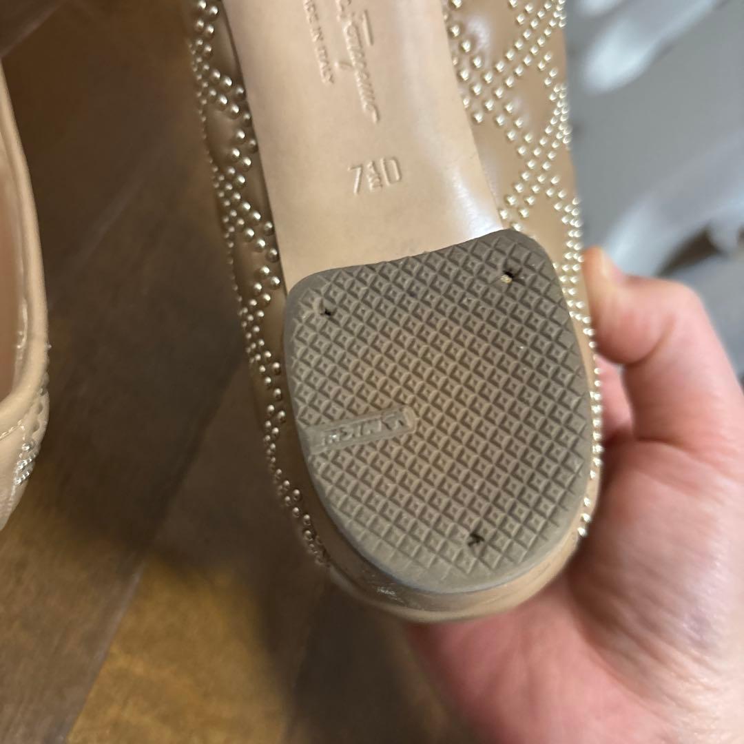 Ferragamo ベージュ リボン付き パンプス