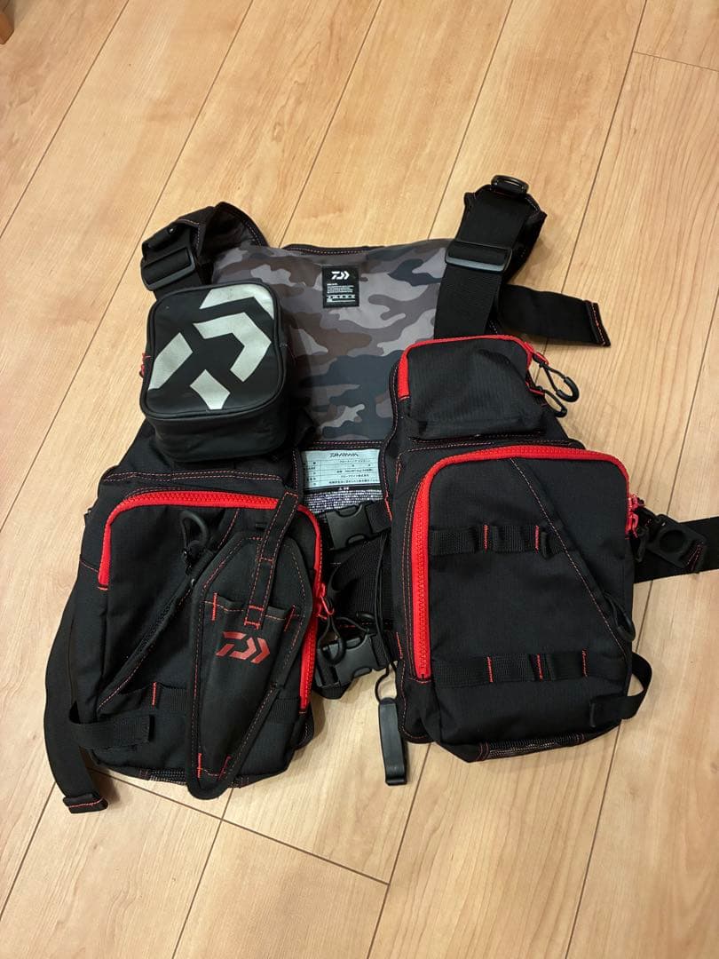 【最終値下げ】ダイワ　ライジャケ　ブルーブルー　バチ抜け