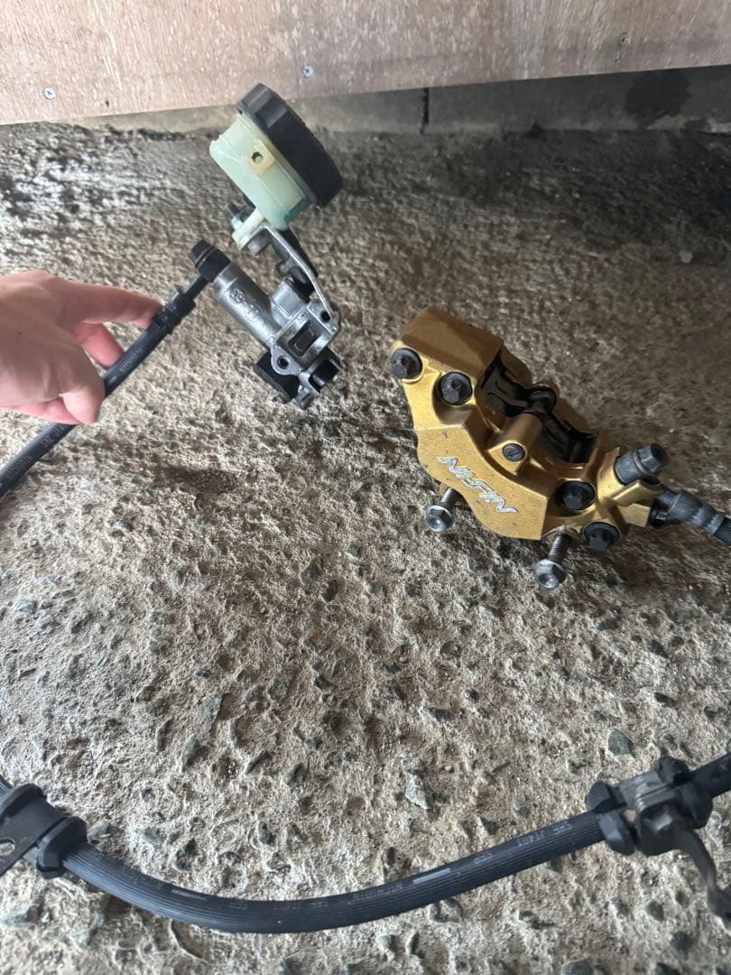 ホーネット250 ブレーキキャリパー