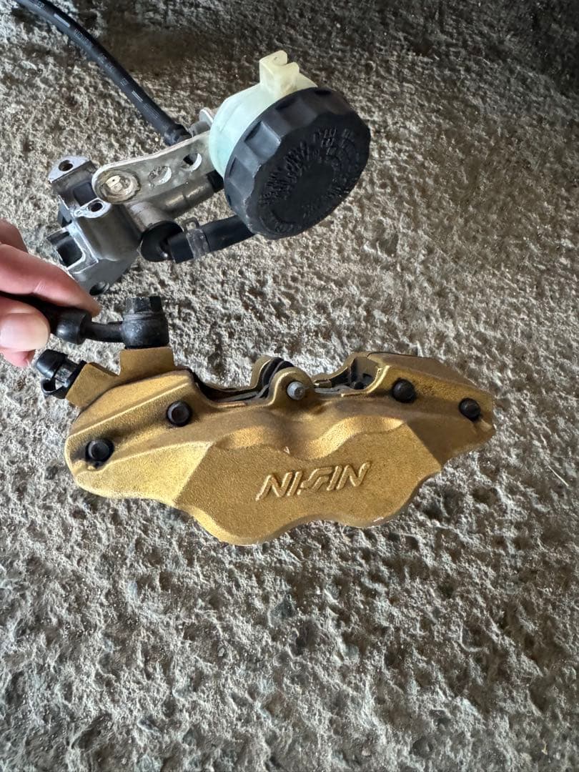 ホーネット250 ブレーキキャリパー