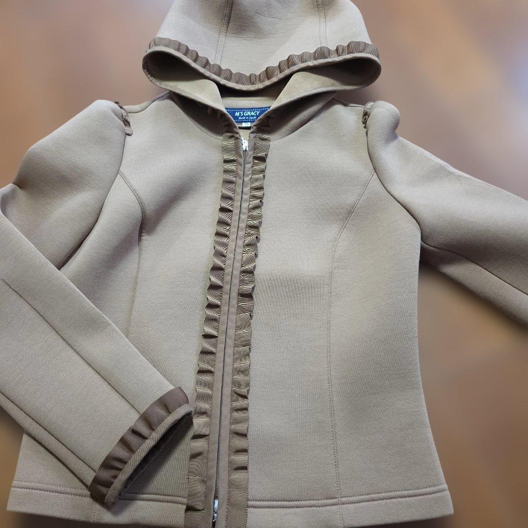 エムズグレイシーベージュ フード付き フリルジャケット