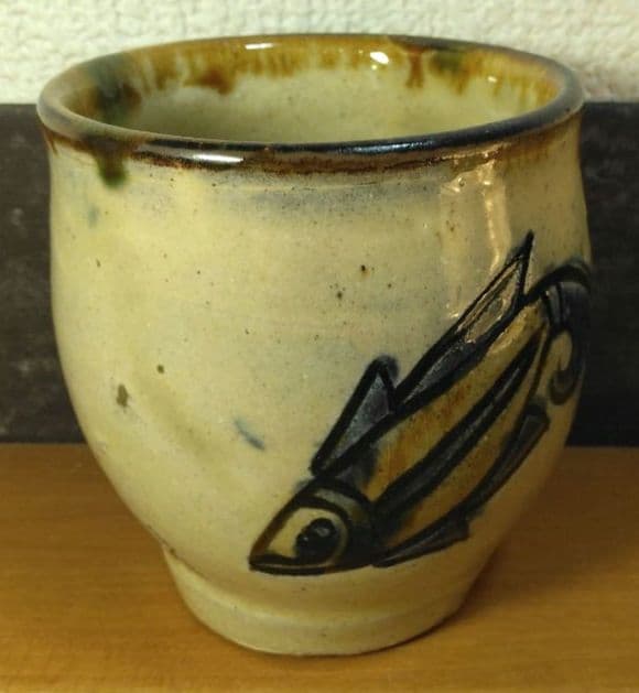 人間国宝 金城次郎 湯呑(魚2匹）栞 共箱 壺屋焼 壷屋焼 やちむん