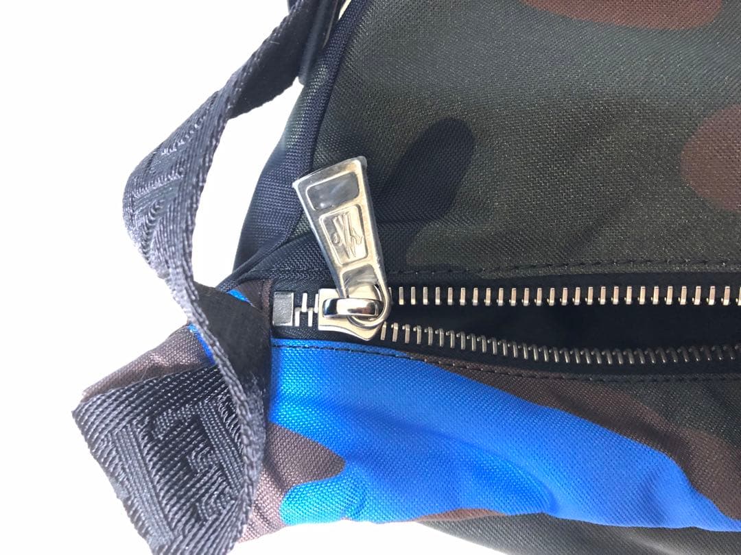 MONCLER カモフラージュ ボディバッグ
