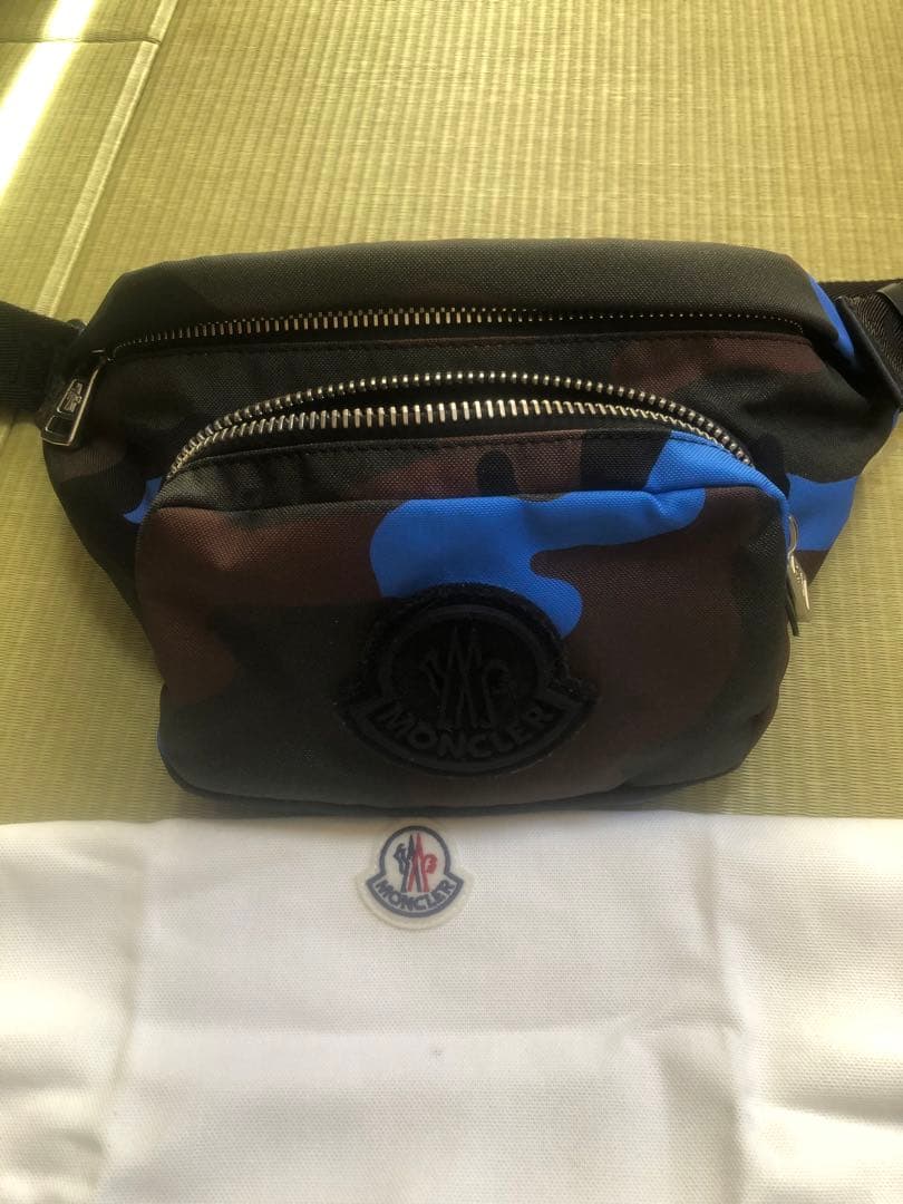 MONCLER カモフラージュ ボディバッグ
