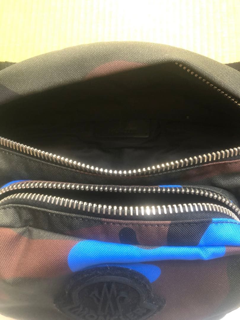MONCLER カモフラージュ ボディバッグ