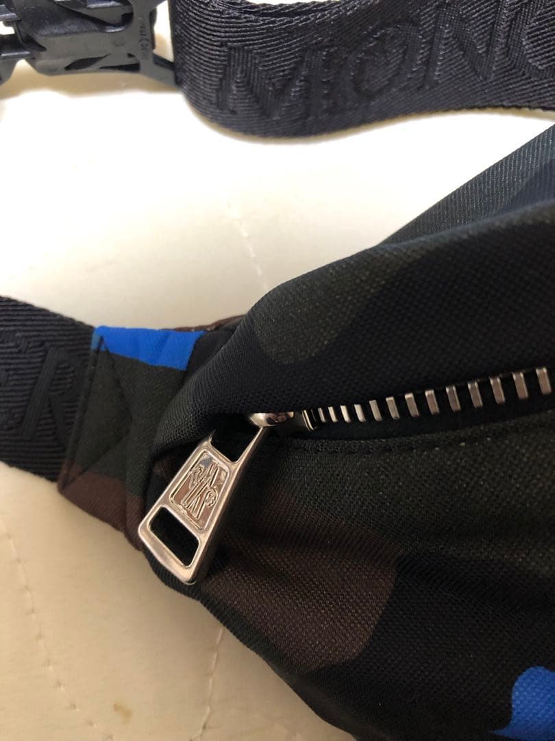 MONCLER カモフラージュ ボディバッグ